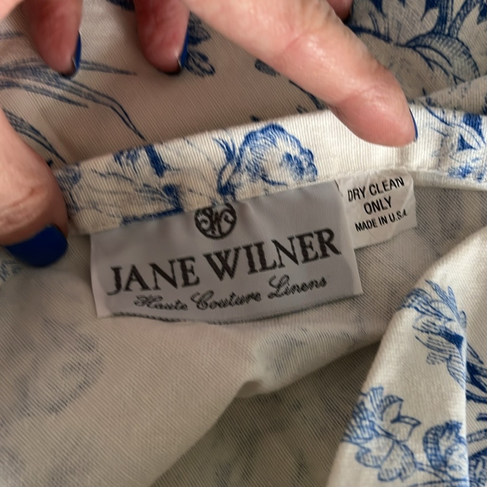 Jane Wilner Haute Couture Linens, 2 blue/white toile pillow shams - Picture 3 of 6